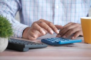 How to Calculate Gratuity Pay