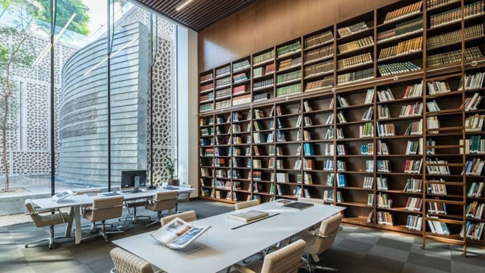 Library sport. Библиотека Мухаммеда Рашида Дубай. Библиотека it. Дубаи современные библиотеки. Национальная библиотека в Дубаи.
